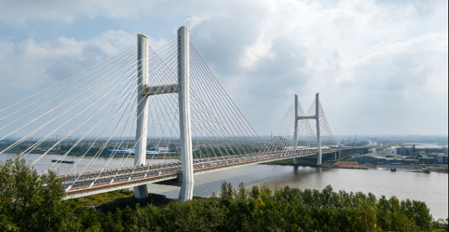 无人机3小时高空涂装灌河大桥