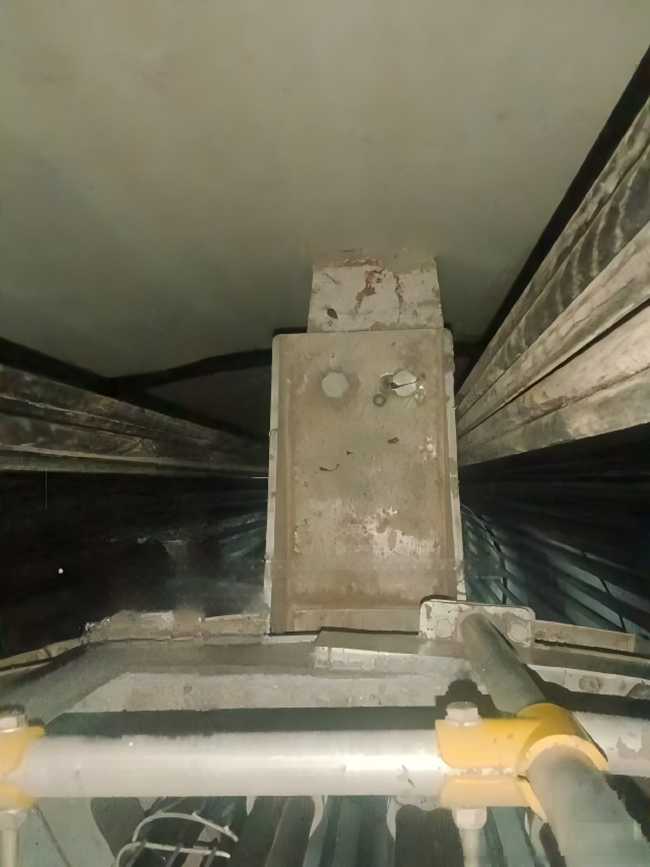 1787560406834651.jpg 图2 牛腿与钢绞线干涉维修前.jpg